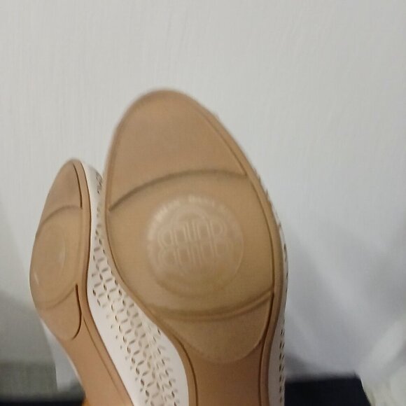 UEC Dana Buchman Peep toe with gold buckle sz 7.5 - Picture 9 of 11